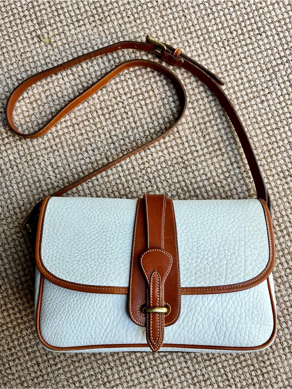 🦆Dooney & Bourke Pebbled Leather Crossbody Bag Cream & Brown Saddle Bag